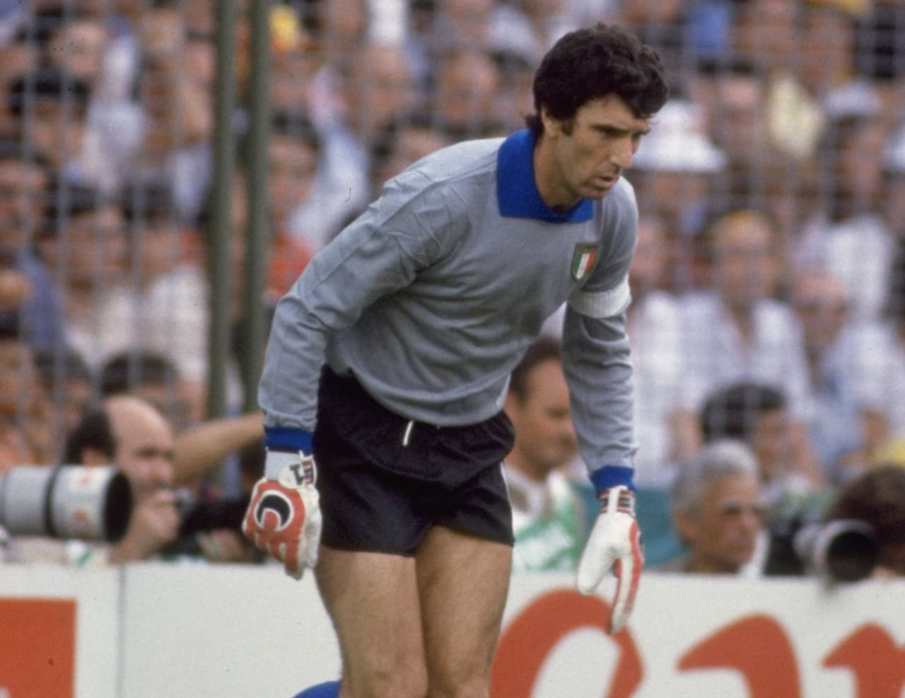 <b>Dino Zoff: </b>el histórico portero italiano se retiró con 41 años después de jugar el Mundial de España 82, en el que salió campeón con la 
<i>Azzurra</i>. Fue en 1983 cuando decidió parar con una carrera exitosa pasando por Udinese, Mantova, Napoli y Juventus.