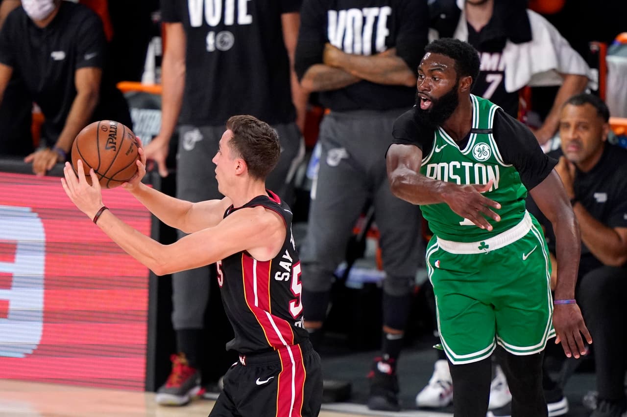 El novato Tyler Herro se echa al equipo de Miami al hombro y anota 37 puntos en la victoria 109-112 sobre los Boston Celtics.