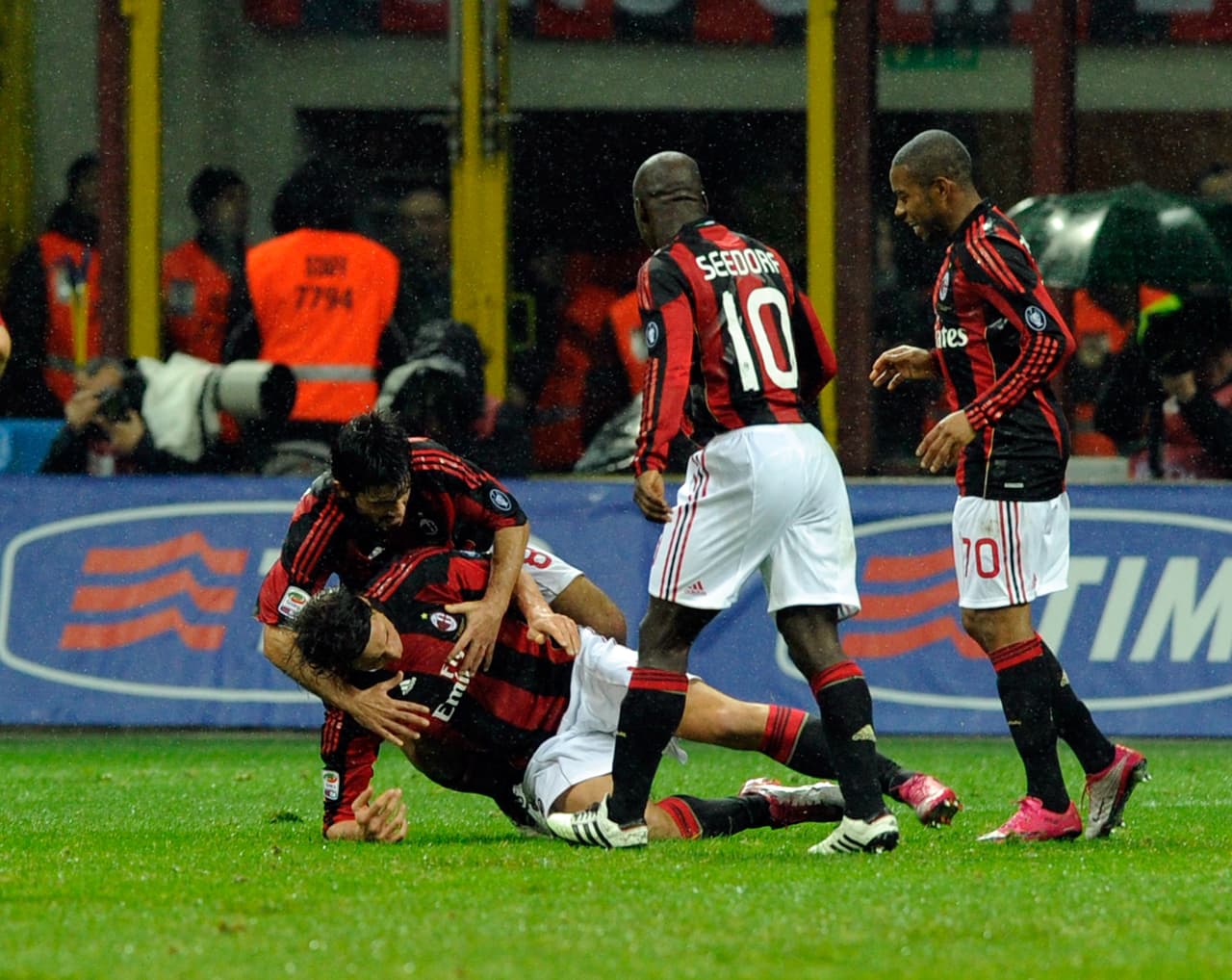 Ninguno de los compañeros de Zlatan Ibrahimovic en Milán imaginó que una celebración del sueco lo llevara a una lesión por excederse en energía. El atacante sufrió daños en su hombro.