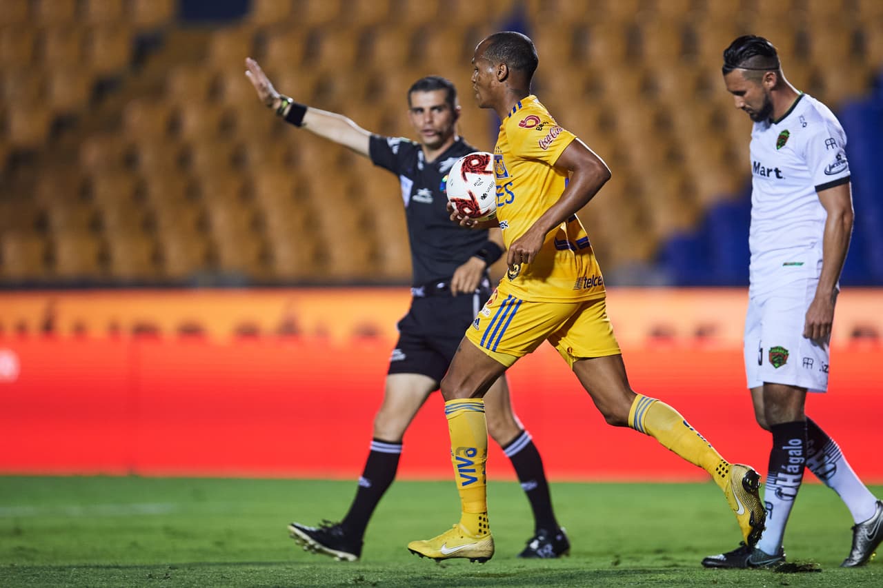 Tras un grave error del portero Edmundo Vázquez, Luis Quiñones solo debe empujar el balón en la línea para empatar el partido.