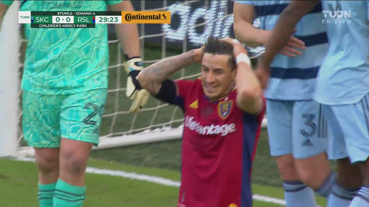 ¡Era el gol cantado! Fontás se anticipa para evitar el tanto de Menéndez