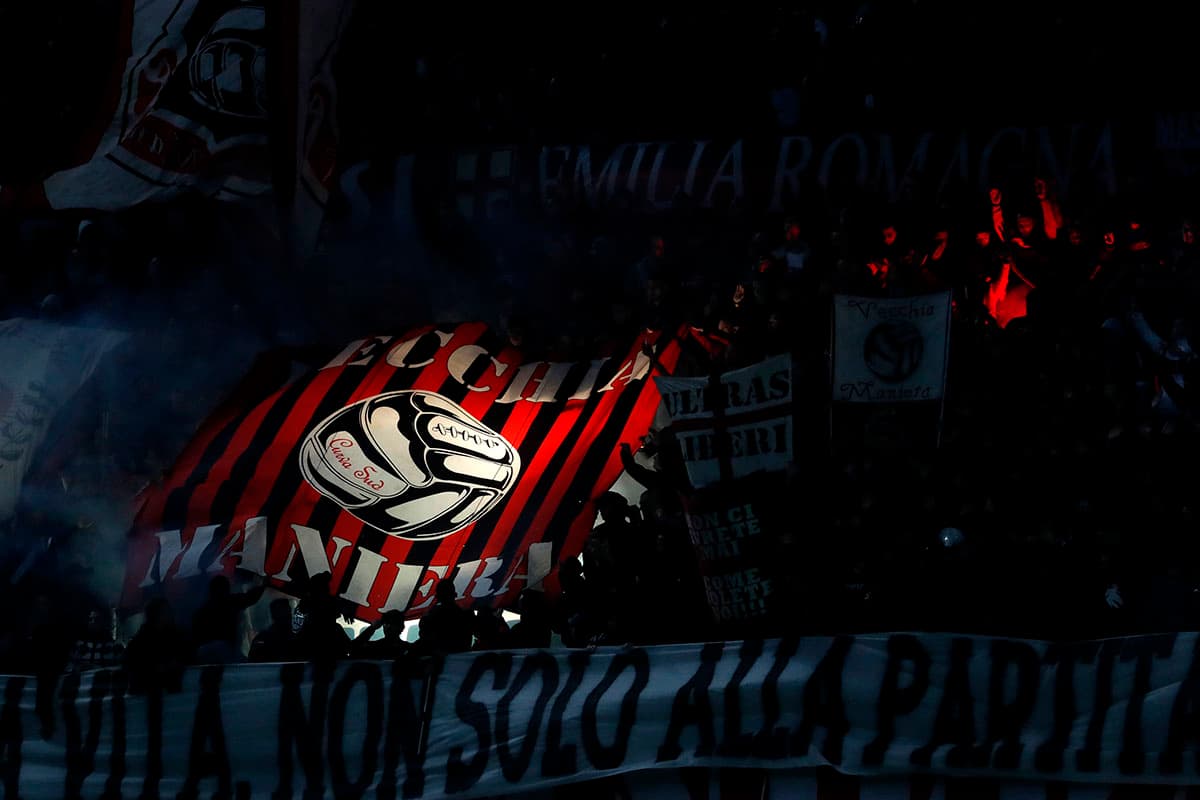 Los tifosi muestran su pasión por el Milan a pesar de los resultados que en años recientes no los acompañan.