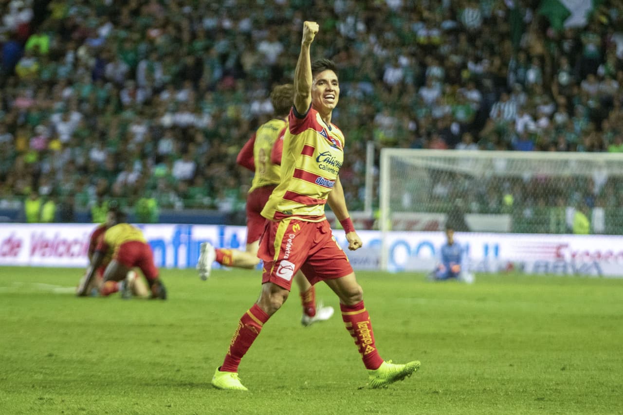 'Chispa' recrea protocolo de Liga MX con causa y ¡en casa!