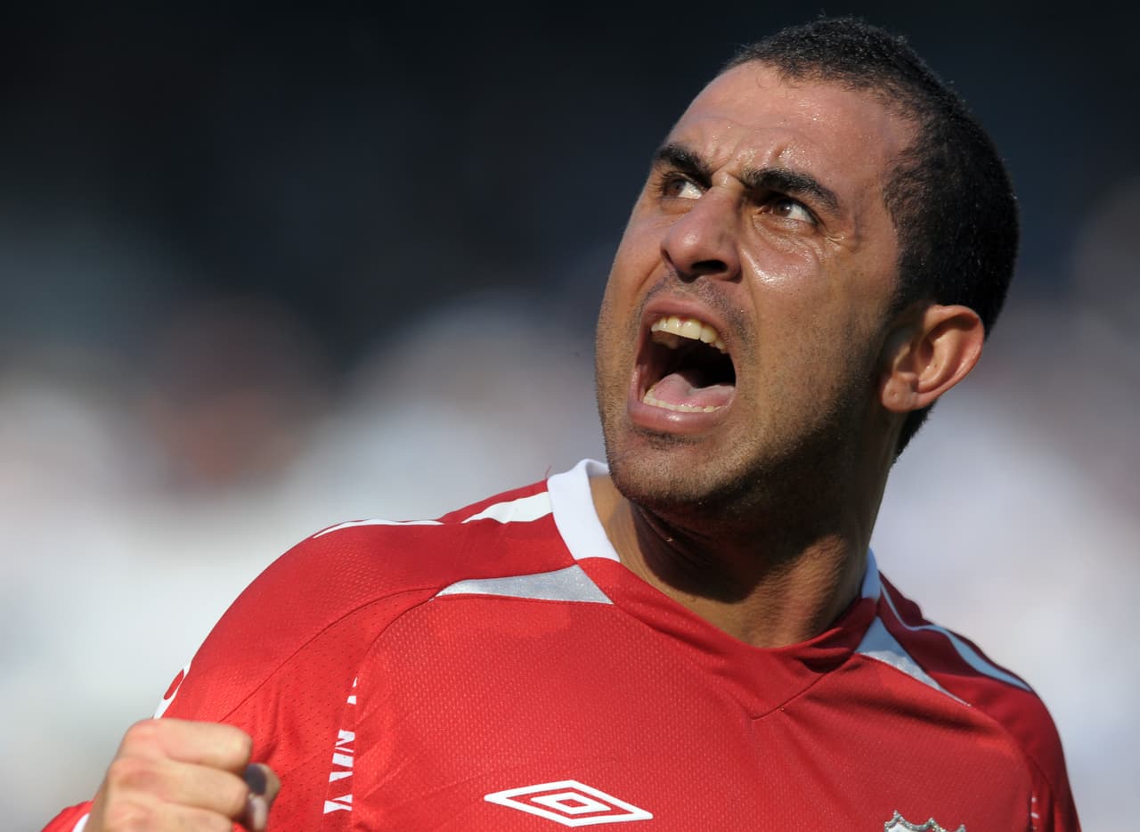 Al inicio del 2002 regresó a Huracán en calidad de préstamo; Lucho González se convirtió en su mejor cómplice en la cancha. Pese a su excelente desempeño en la temporada, el club que lo debutó en primera no pudo comprar su pase.