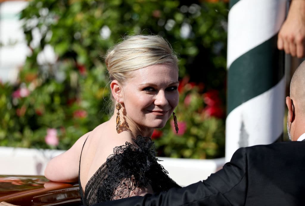 En un momento en que muchos actores miran hacia atrás, Dunst mira hacia adelante con firmeza.