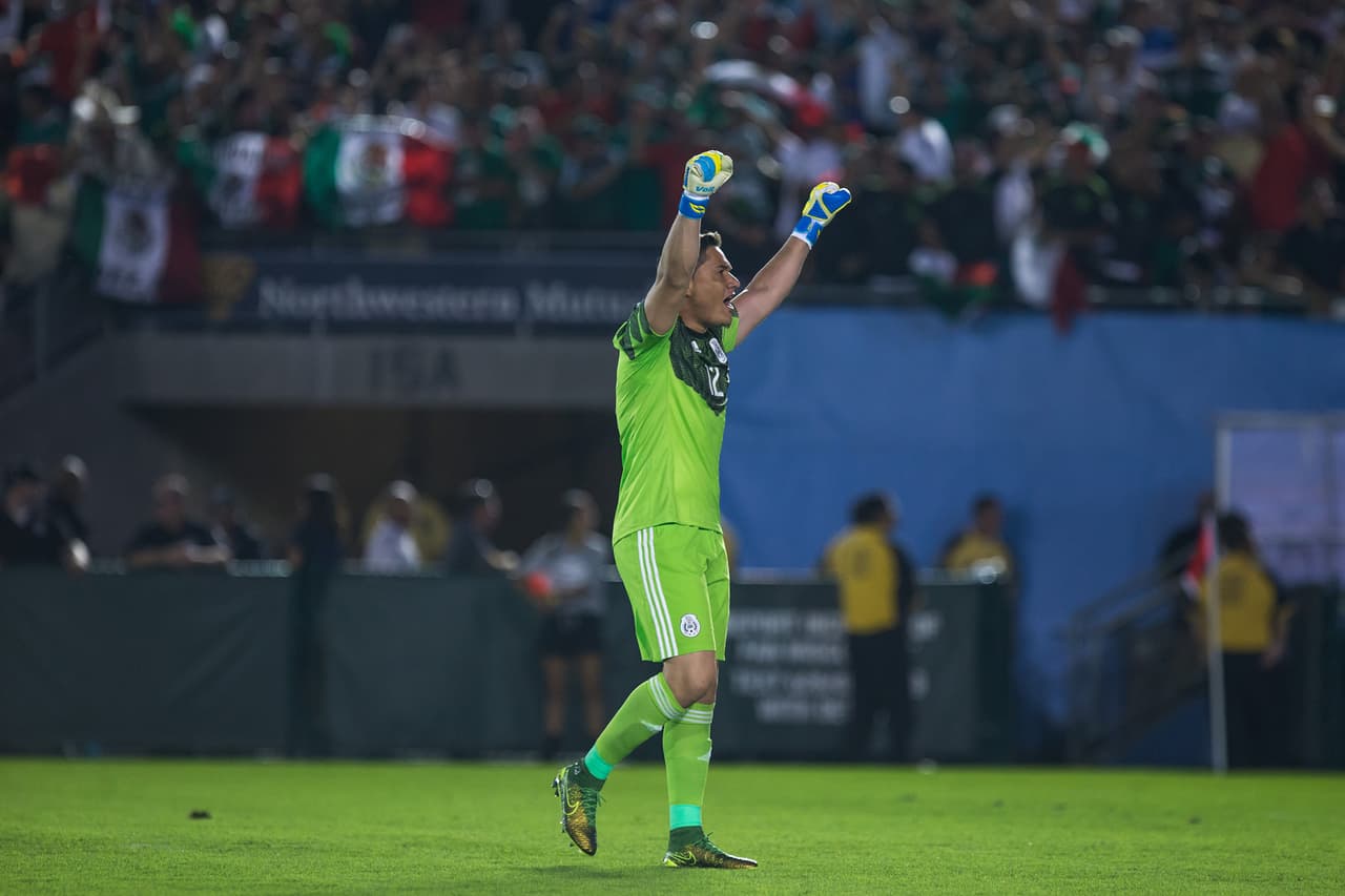 8 Moisés Muñoz – Poco exigido, pero a tiempo en los servicios y en los centros. De maravilla con atajadas claves en el partido. No podía haber hecho más en los goles de EE.UU.