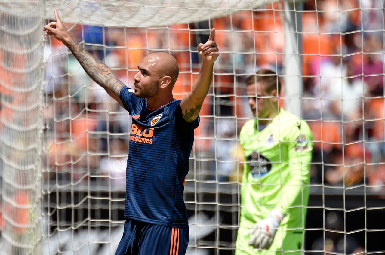 El reemplazo, justamente, del portugués sería el italiamo Simone Zaza quien vivió un nuevo renacer en el Valencia en esta temporada.