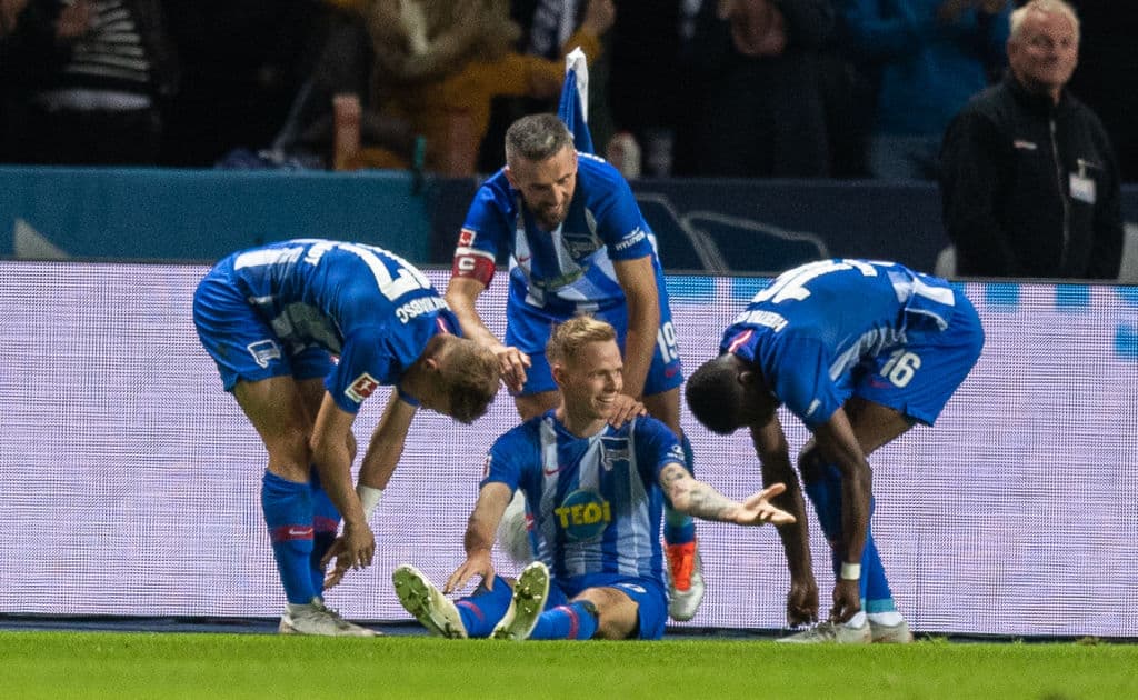 El mediocampista eslovaco Ondrej Duda (centro) celebra su gol, el segundo del Hertha, al minuto 44 del encuentro.