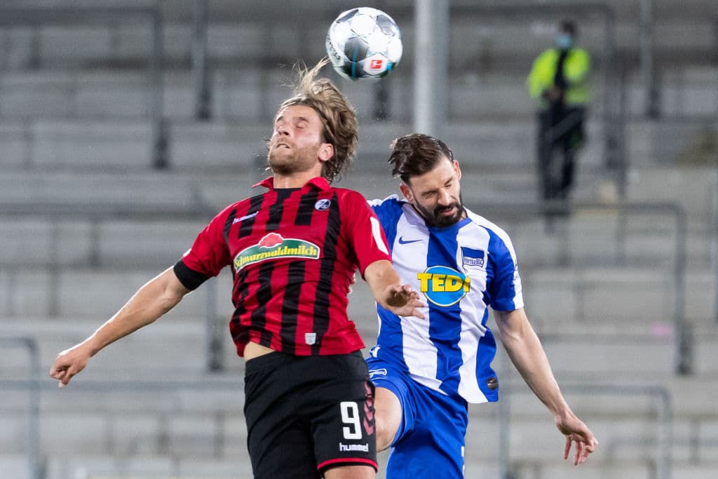 Con goles de grifo y Petersen el Freiburg vence 2-1 al Hertha Berlin y sigue soñando con la Europa League.