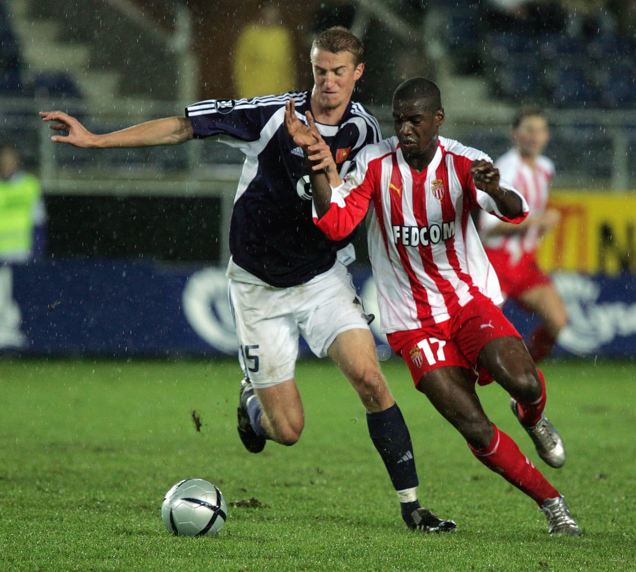 En el 2005 el extremo llegó cedido al club monegasco y allí jugó 25 partidos, marcando además 5 anotaciones.