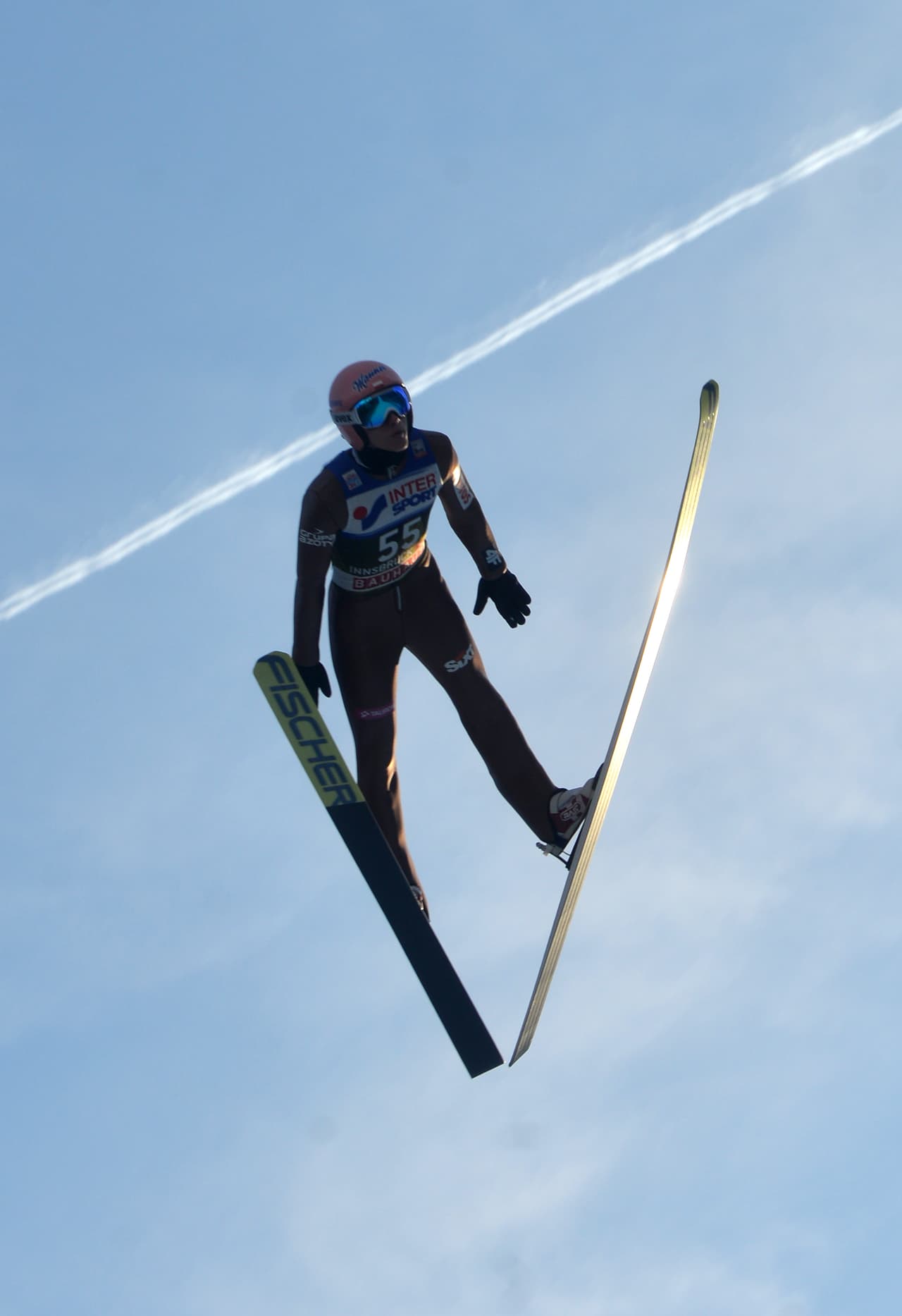 La competencia en Innsbruck (Austria) es la décima en el calendario de la Copa Mundo de salto en esquí masculino de la Federación Internacional de Esquí (FIS), la primera del 2017 y que finalizará el 26 de marzo. La capacidad de los atletas se mezcla con el espectáculo de su vuelo en medio de bellos paisajes y a una gran velocidad.