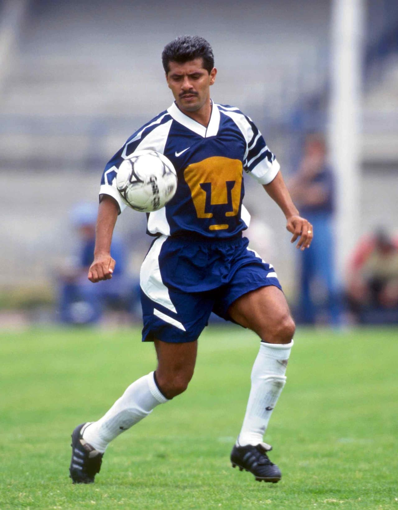 Para la siguiente temporada volvió a México con Pumas y en 1988 regresó a España con el Valencia donde no tuvo el mismo rendimiento al solo marcar tres tantos y volvió a México para seguir su carrera con Cruz Azul, Atlas y Chivas.