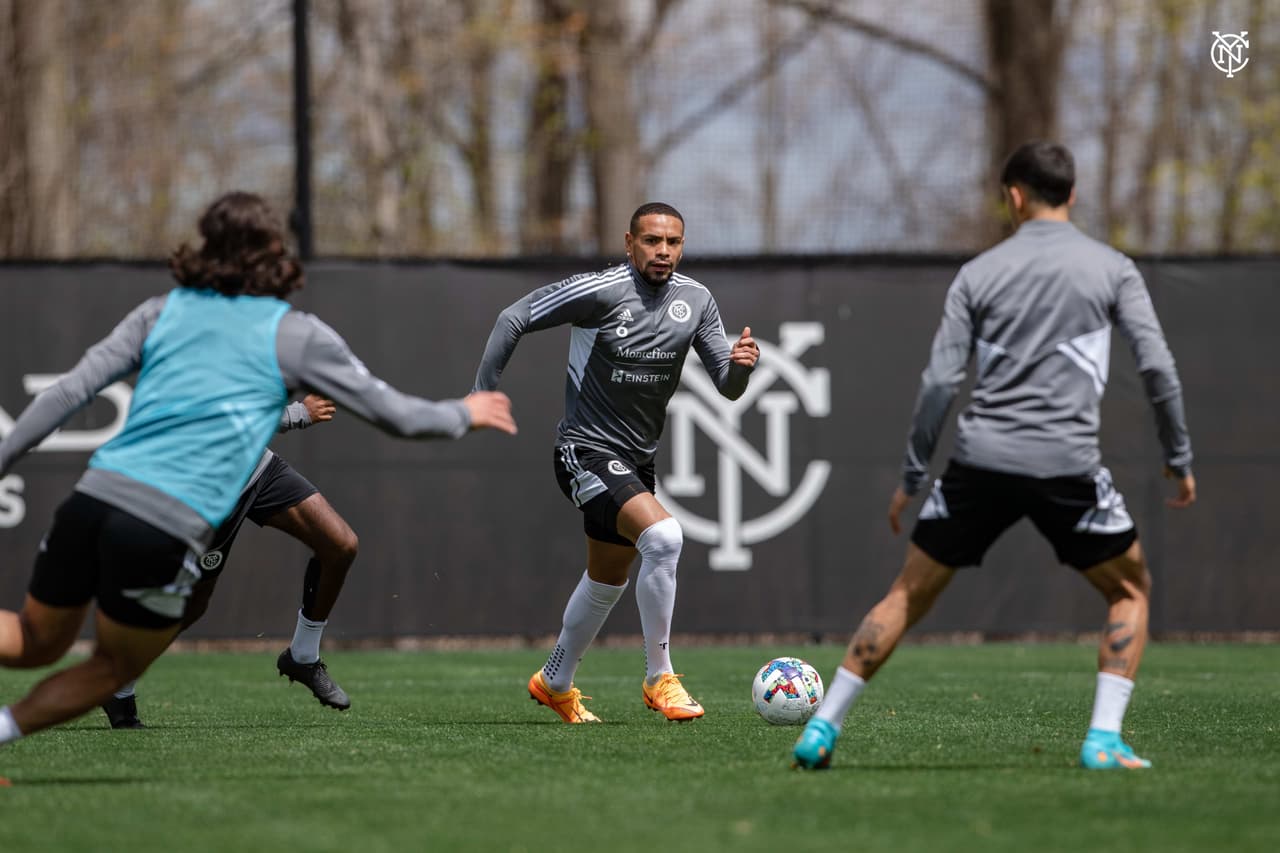 Alexander Callens es una presencia insoslayabla en el centro de la defensa.