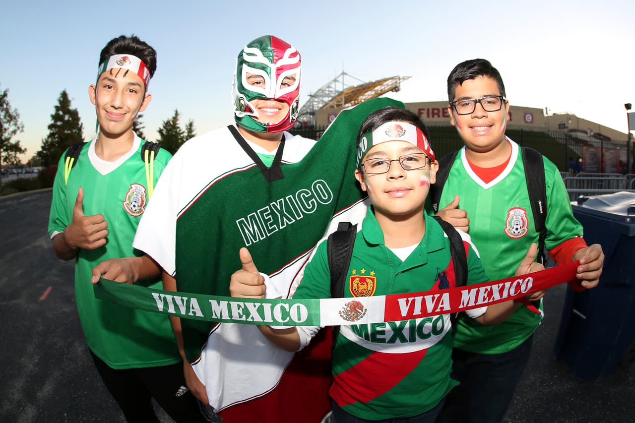 Los hinchas fueron protagonistas en los partidos alrededor del mundo, en una expresión de un colorido propio del fútbol.