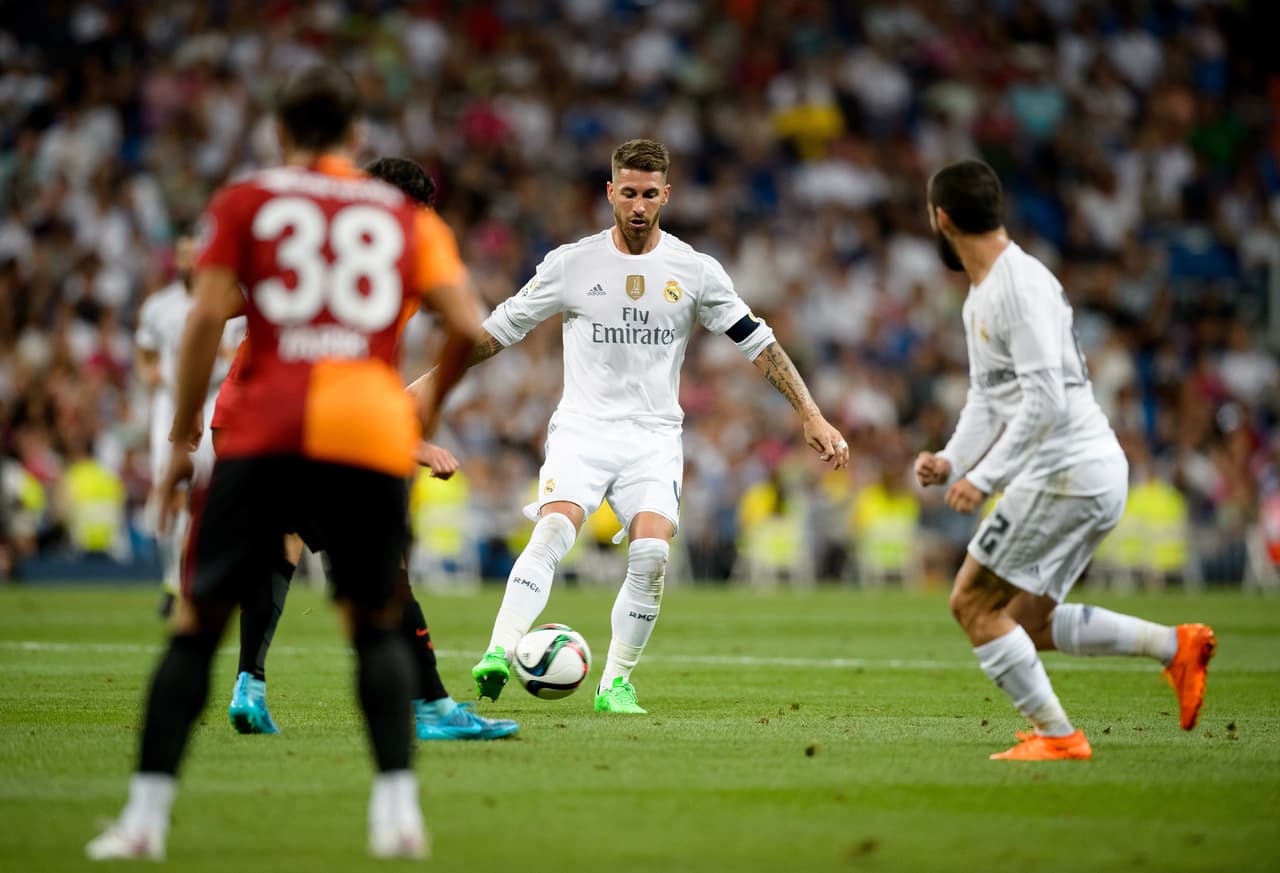 4 Sergio Ramos, Real Madrid: Uno de los mejores defensas del mundo que ahora portará el gafete de capitán del club merengue ante la salida de Iker Casillas con destino a Portugal. El zaguero internacional con La Roja es un baluarte para los blancos debido a su vasta experiencia.