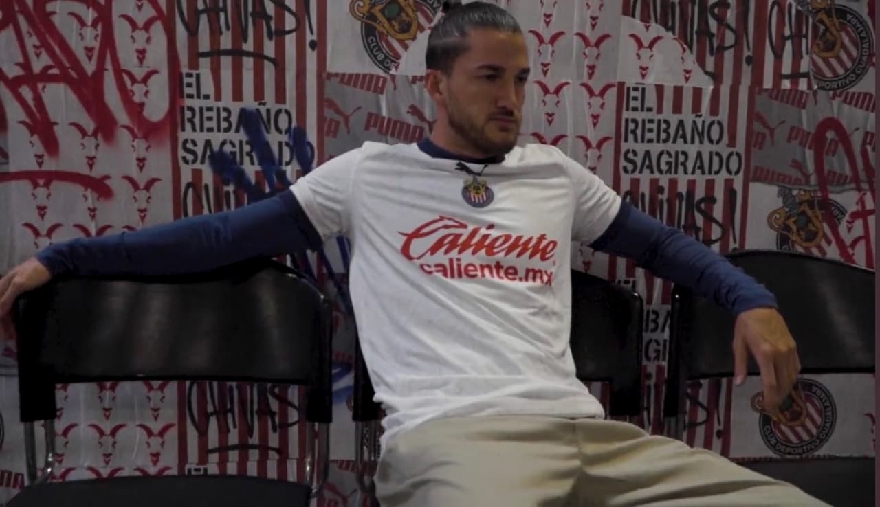 Así presenta Chivas su nueva playera con diseño arquitectónico