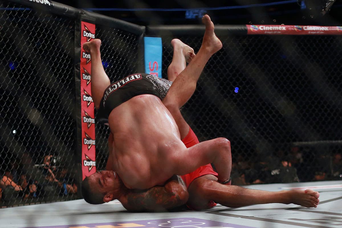 En una pelea de pronóstico reservado, Werdum aplicó una tremenda guillotina que Caín no pudo quitarse.