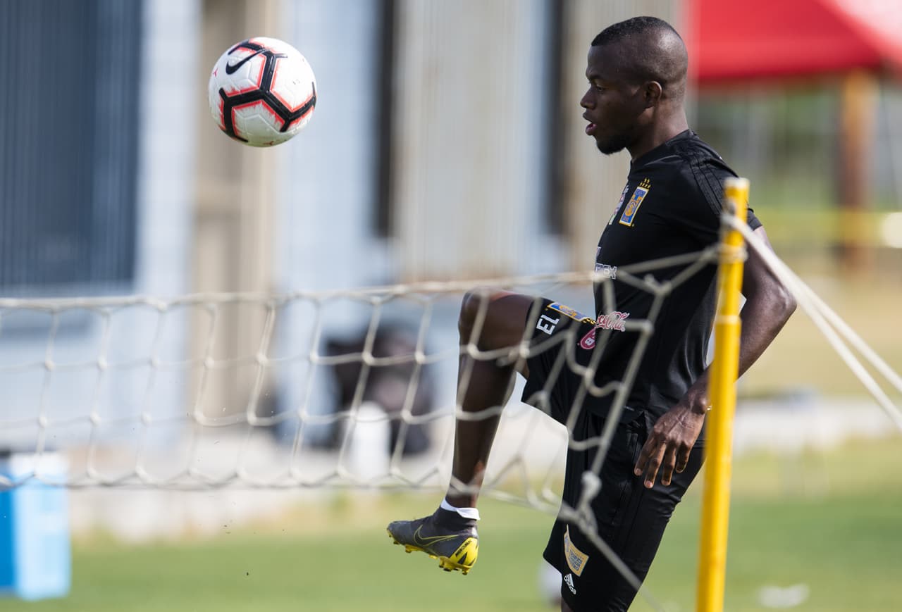 Tigres UANL ajusta detalles para el juego de ida de la Final de la Concacaf Champions League en un duelo contra Monterrey, su gran rival, frente al que busca su primer título internacional.
