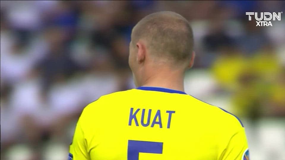 Arranca el partido y la pelota está en juego.