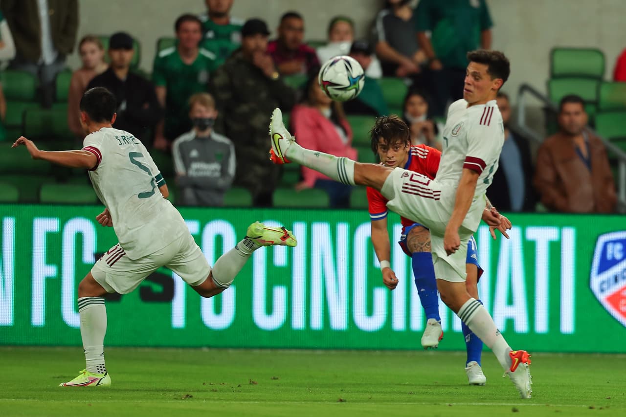 México no logra aguantar la ventaja 2-1 y terminan conformándose con un empate 2-2 frente a Chile en su último duelo del 2021.
