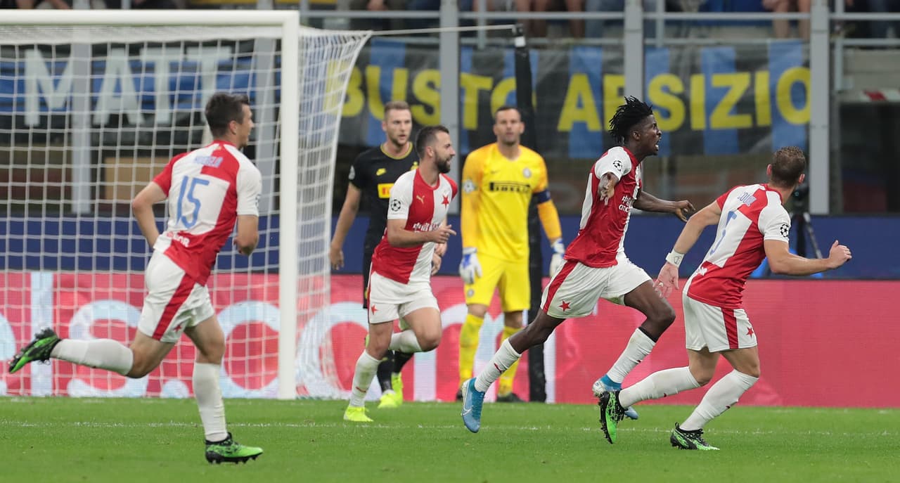 Peter Olayinka abrió el marcador para el Slavia Praga, que estuvo muy cerca de ganar el partido, pero se dejó empatar en tiempo de compensación.