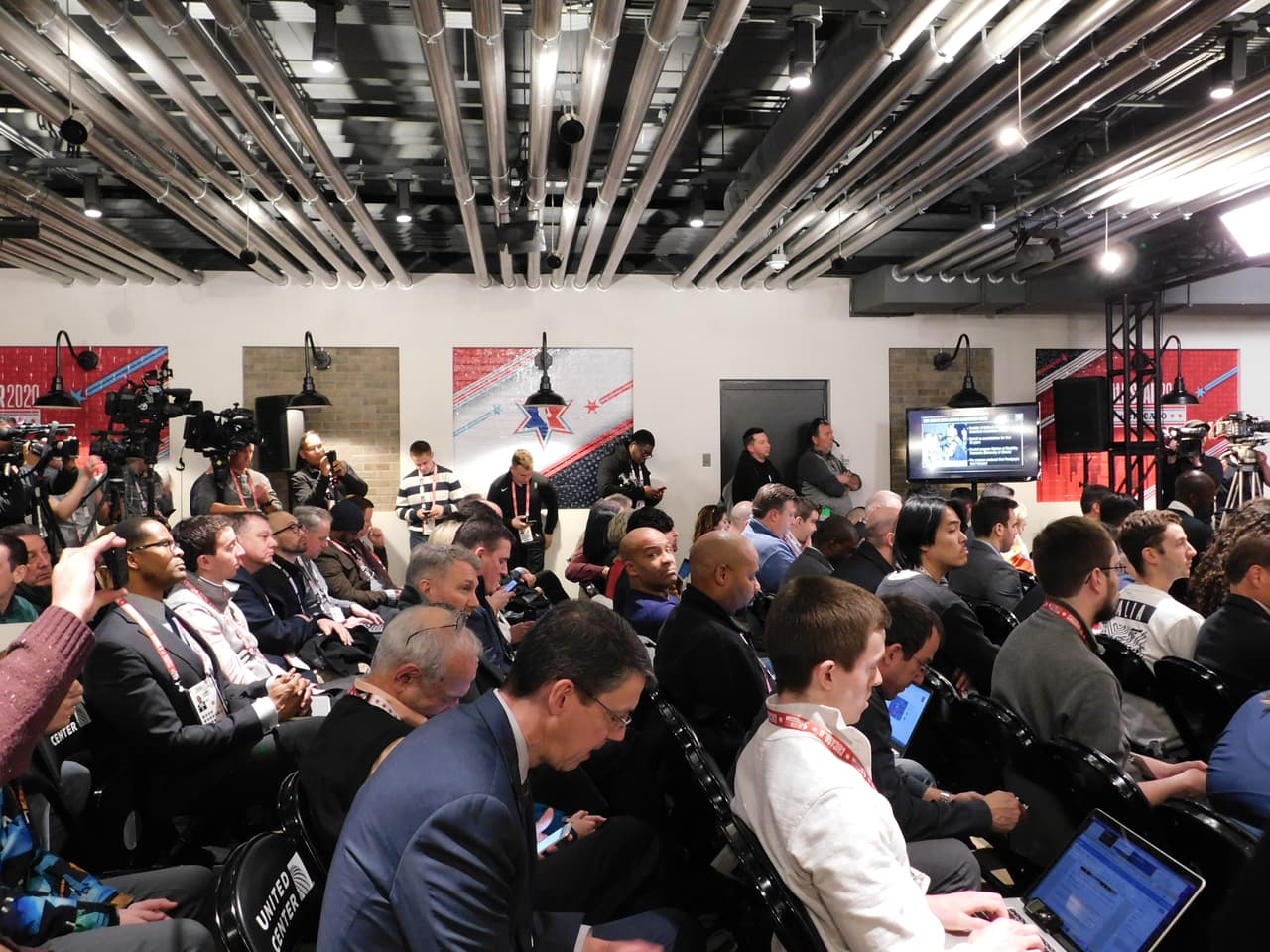 Así se vive la ceremonia para decidir que grandes estrellas de la NBA serán inmortalizados en el Salón de la Fama.