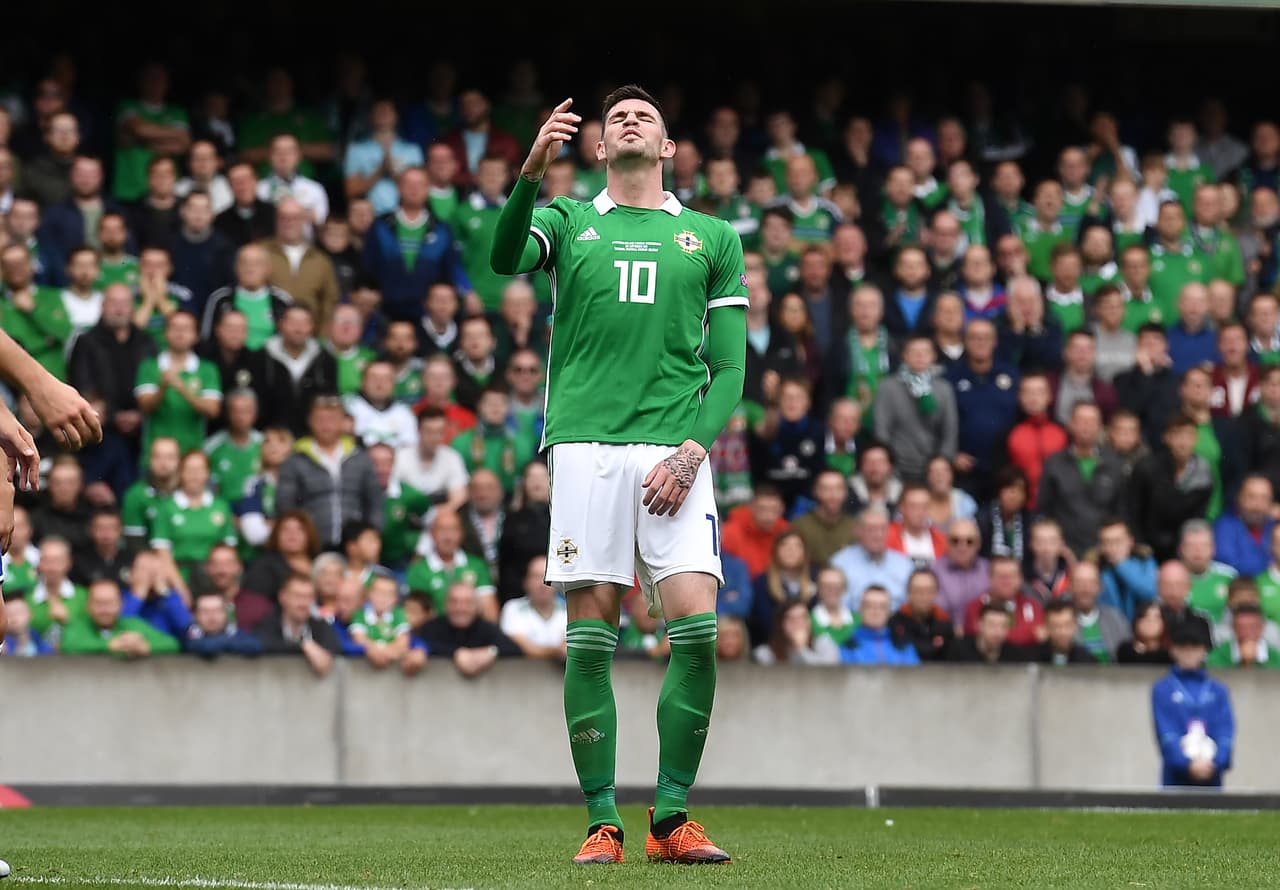 Incluso el capitán Kyle Lafferty también falló, por lo que parecía que el partido se terminaba con el 2-0.