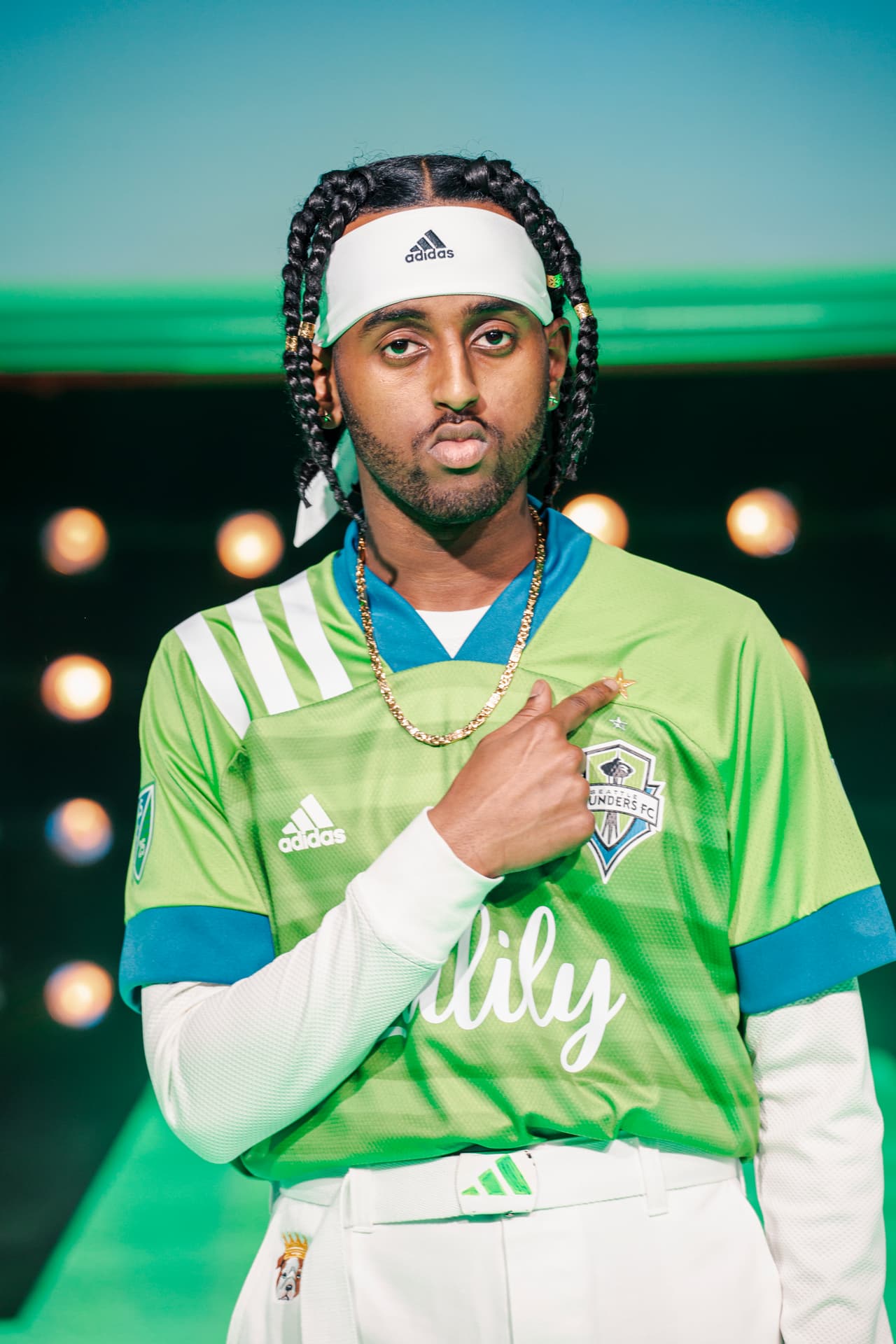 NËSTRÄ, otro representante de la cultura urbana, fue el encargado de mostrar la más nueva de las camisetas de Seattle Sounders, vigente campeón de la MLS Cup.