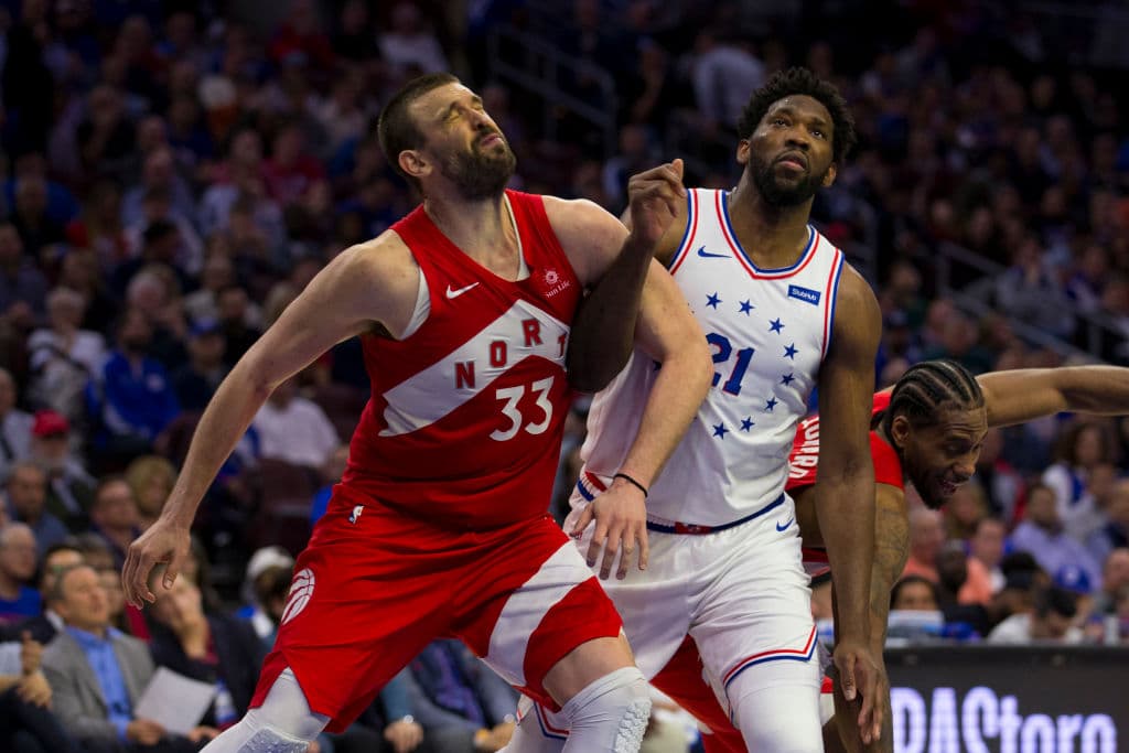 Los Philadelphia 76ers se negaron a ser eliminados en casa al vencer 112-101 a los Toronto Raptors en el Juego 6 de su serie de Playoffs de segunda ronda en la Conferencia del Este en la NBA y con esto forzaron al séptimo y definitivo encuentro, que habrá de jugarse el domingo próximo. Jimmy Butler anotó 25 puntos y Ben Simmons aportó 21 para que los Sixers alarguen la serie en Canadá.