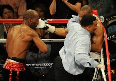 El pleito se alimentó del profundo odio entre ambos que obligó al referee a entrar cuando la campana ya había sonado.