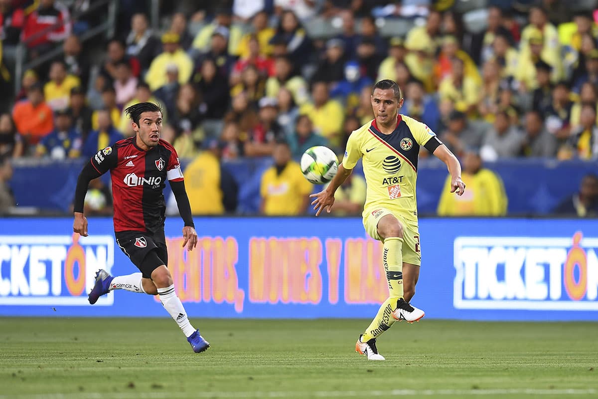 Juan Pablo Vigón (izquierda) y Paul Aguilar (derecha), dos de los habituales titulares de Atlas y América durante el partido.