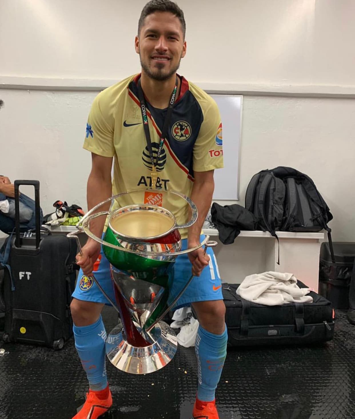 Varios jugadores del América, así como sus parejas, han compartido en sus redes sociales parte del festejo del título de la Copa MX que ganaron en la noche del miércoles en la cancha de Juárez.