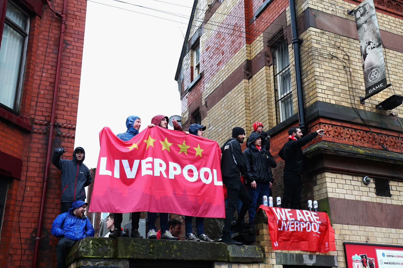 El cielo se vistió de fiesta en las calles de Liverpool, que con la presencia de los hinchas del equipo tuvieron la alegría previa al partido de ida de las semifinales de Champions League contra Roma.