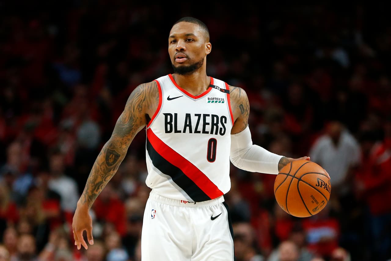 Damian Lillard pertenece a los Portland Trail Blazers. Fue nombrado novato del año de la NBA en 2013 y es reconocido por sobresalir en momentos importantes en un partido. Llegó con su equipo a Finales de la Conferencia.