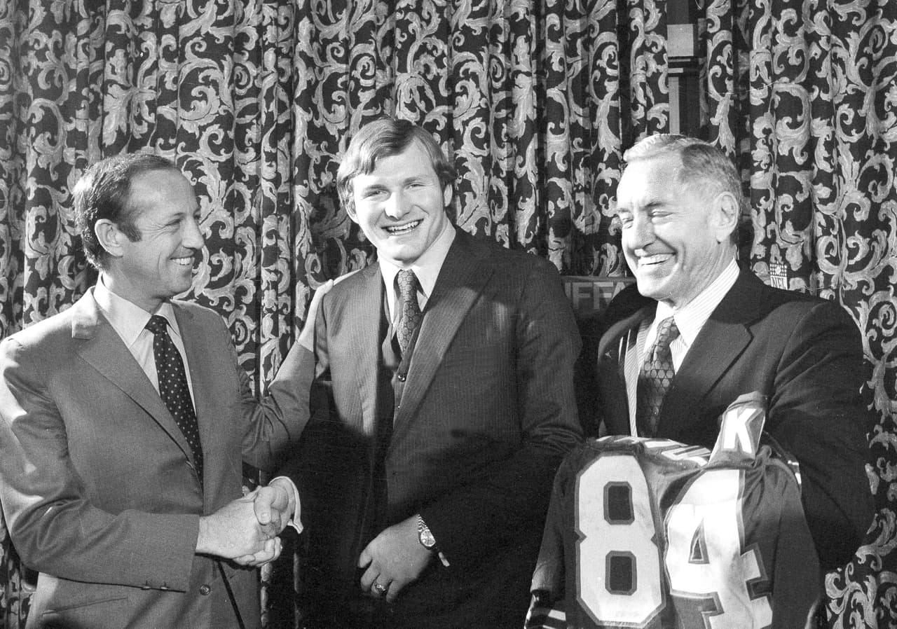 1972 WALT PATULSKI | DT Notre Dame - 
<b>Buffalo Bills</b>
<br>
<br>El comisionado de la NFL, Pete Rozelle, a la izquierda, felicita al ala defensiva de Notre Dame, Walt Patulski en Nueva York, el 1 de febrero de 1972, tras serel primer jugador universitario seleccionado en el draft por los Buffalo Bills. El hombre de la derecha no está identificado.