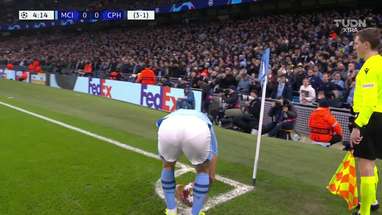 ¡GOL!  anota para Manchester City. Manuel Akanji