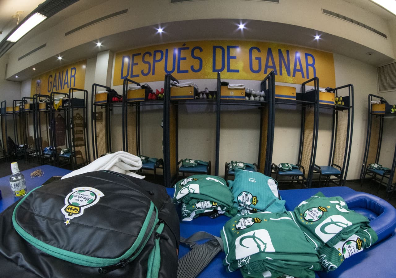 Este fue el color y el ambiente antes del silbatazo inicial en la Ida de la Semifinal por la Liga Campeones de Concacaf entre Tigres y Santos Laguna en el Estadio Universitario, en Monterrey.