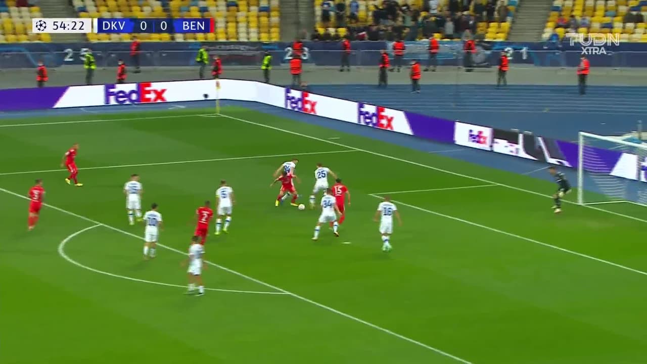 ¡TIRO ATAJADO! disparo por Roman Yaremchuk.