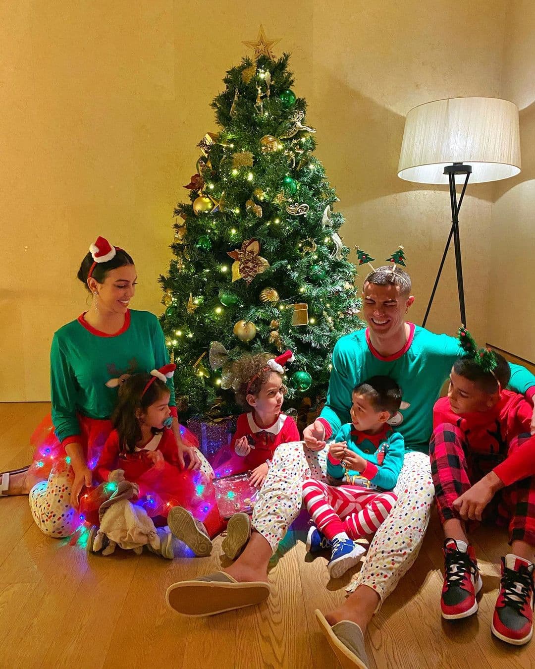 Cristiano Ronaldo | Las personalidades del balompié desearon felices fiestas a través de sus redes sociales.