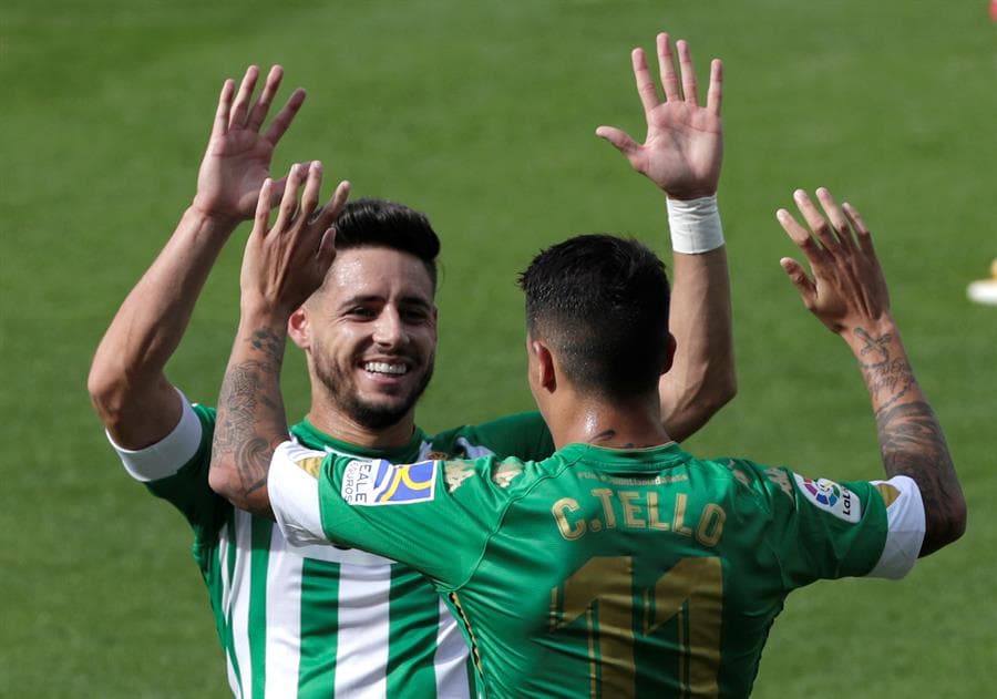 Real Betis se queda con la victoria ante el Elche. Antonio Sanabria abrió el marcador al minuto siete, seguido de su compañero Cristian Tello, quien hace doblete para poner 3-0 a su equipo. Es hasta el minuto 60 que José Antonio Ferrández pone el único tanto para el Elche en la octava jornada de LaLiga.