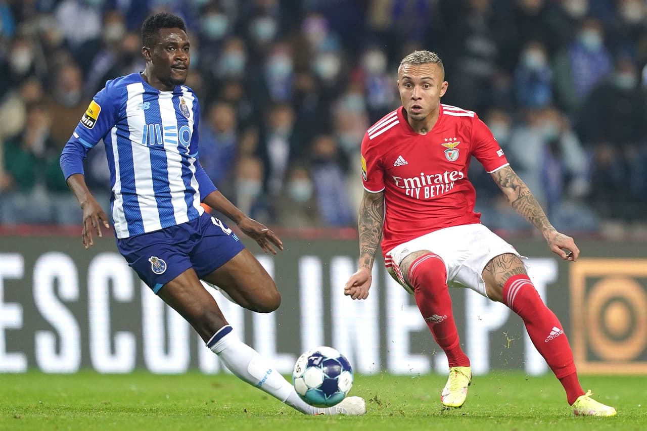 Fabio Ferreira Vieira (34'), Eduardo Aquino (37') y Mehdi Taremi (68') le dieron el triundo al Porto frente al Benfica con marcador 3-1 en el clásico portugués, durante la Jornada 16 en la Primeira Liga. El mexicano Jesús 'Tecatito' Corona jugó 35 minutos.