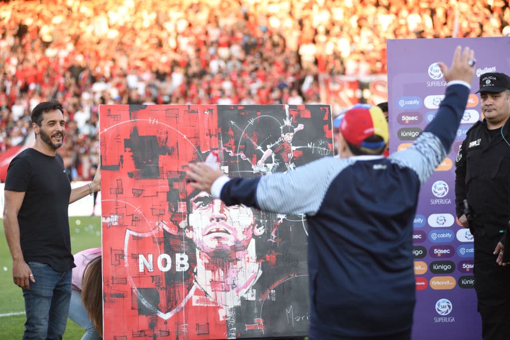 Sigue la fiebre maradoniana por el futbol argentino. En Rosario reciben como 'Dios' a Diego Armando Maradona. Gimnasia venció 0-4 a Newell's.