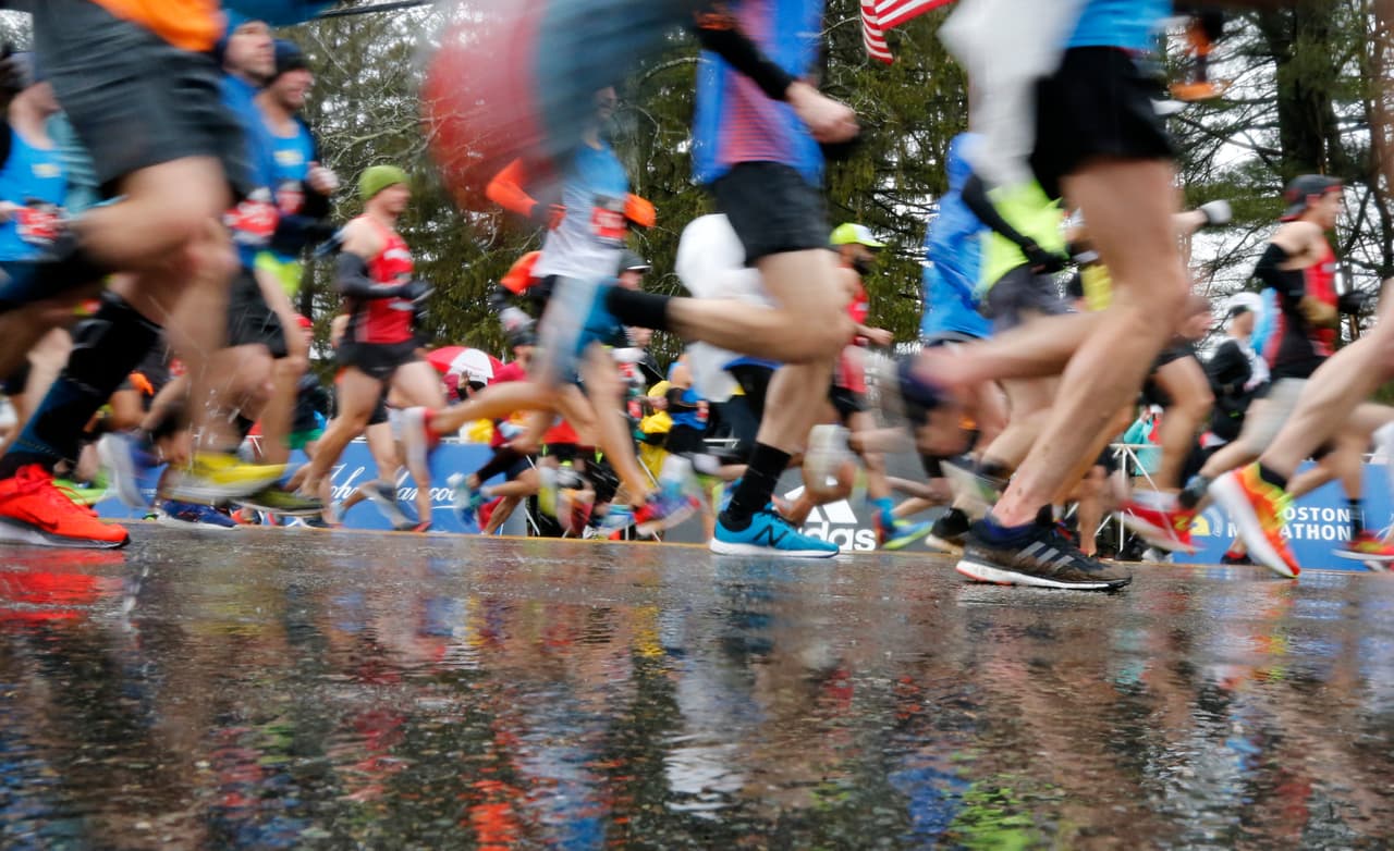 Los atletas en la Maratón de Boston tuvieron que adaptarse a la presencia de la lluvia que estuvo estacionada sobre el área metropolitana de Boston en un frente tormentoso de lluvia, viento y frío.