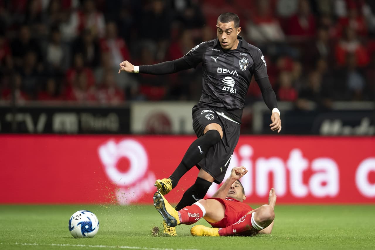 Javier Guemez se barre y le roba correctamente el balón a Rogelio Funes Mori.