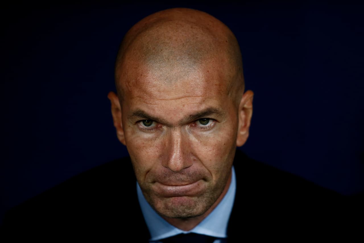 MADRID, SPAIN - NOVEMBER 18: Head coach Zinedine Zidane of Real Madrid CF reacts on the bench prior to start the La Liga match between Club Atletico Madrid and Real Madrid CF at Estadio Wanda Metropolitano on November 18, 2017 in Madrid, Spain. (Photo by Gonzalo Arroyo Moreno/Getty Images)
