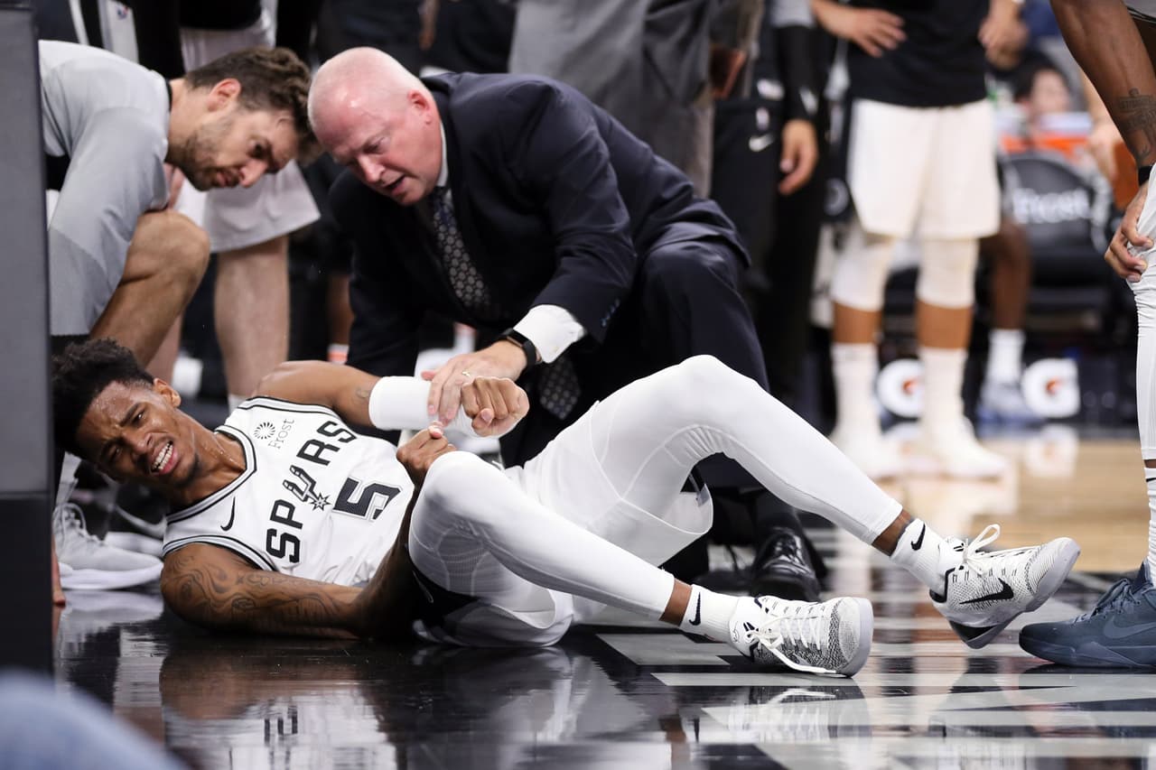 Dejounte Murray (Spurs) - El jugador de San Antonio sufrió un desgarro de ligamento cruzado de la rodilla derecha en el tercer juego de la pretemporada.