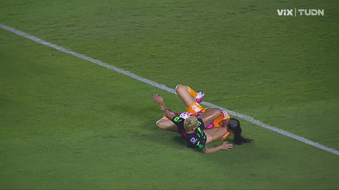 ¡Le deja las rodillas arriba del pecho! Amonestan a Zuazua