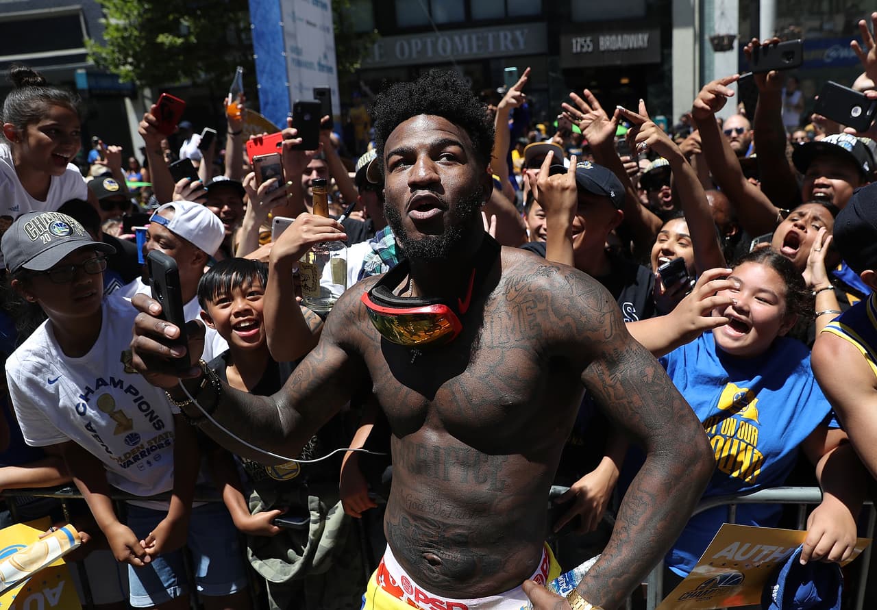 Miles de aficionados de los Golden State vivieron la celebración en un gran ambiente. Curry, Durant, Klay Thompson, Draymond Green y demás disfrutaron de su nueva victoria en el mejor baloncesto del mundo, la NBA.