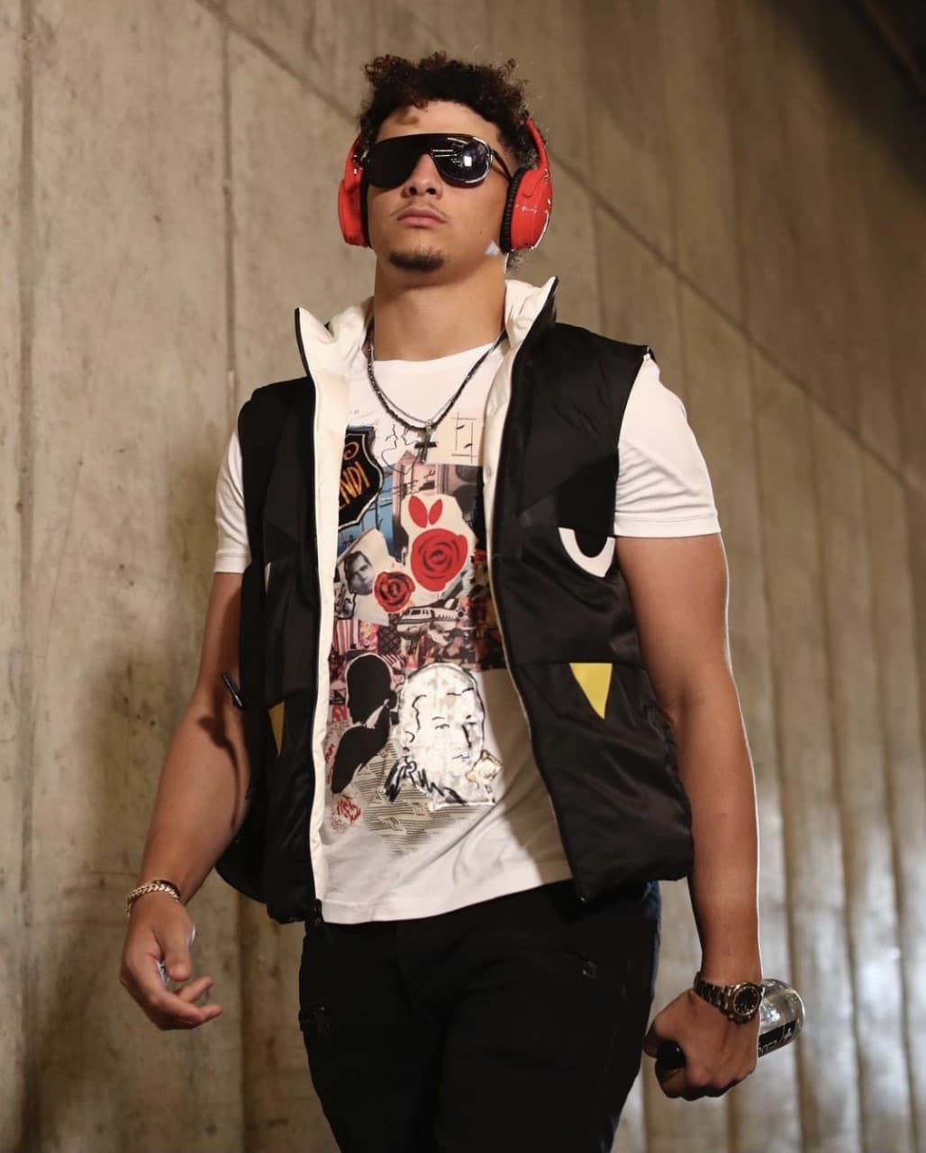 La estrella del momento en la NFL, Patrick Mahomes, también es un fan de las joyas, pero el prefiere portar cadenas más livianas y unos hermosos relojes.