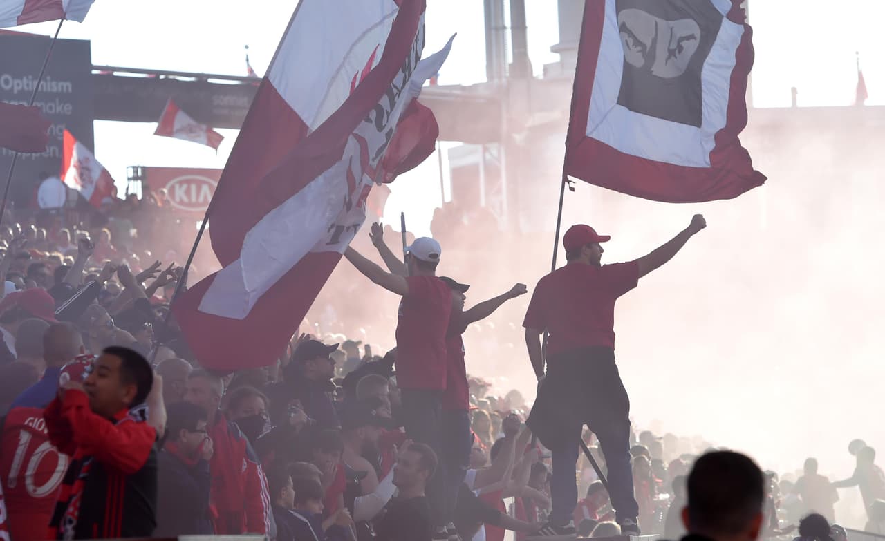Toronto FC consiguió la clasificación a los Playoffs, y sus aficionados están en éxtasis. La presencia de efectivos escarlatas en el Equipo de la Semana 27 es nutrida. (USA Today Images)
